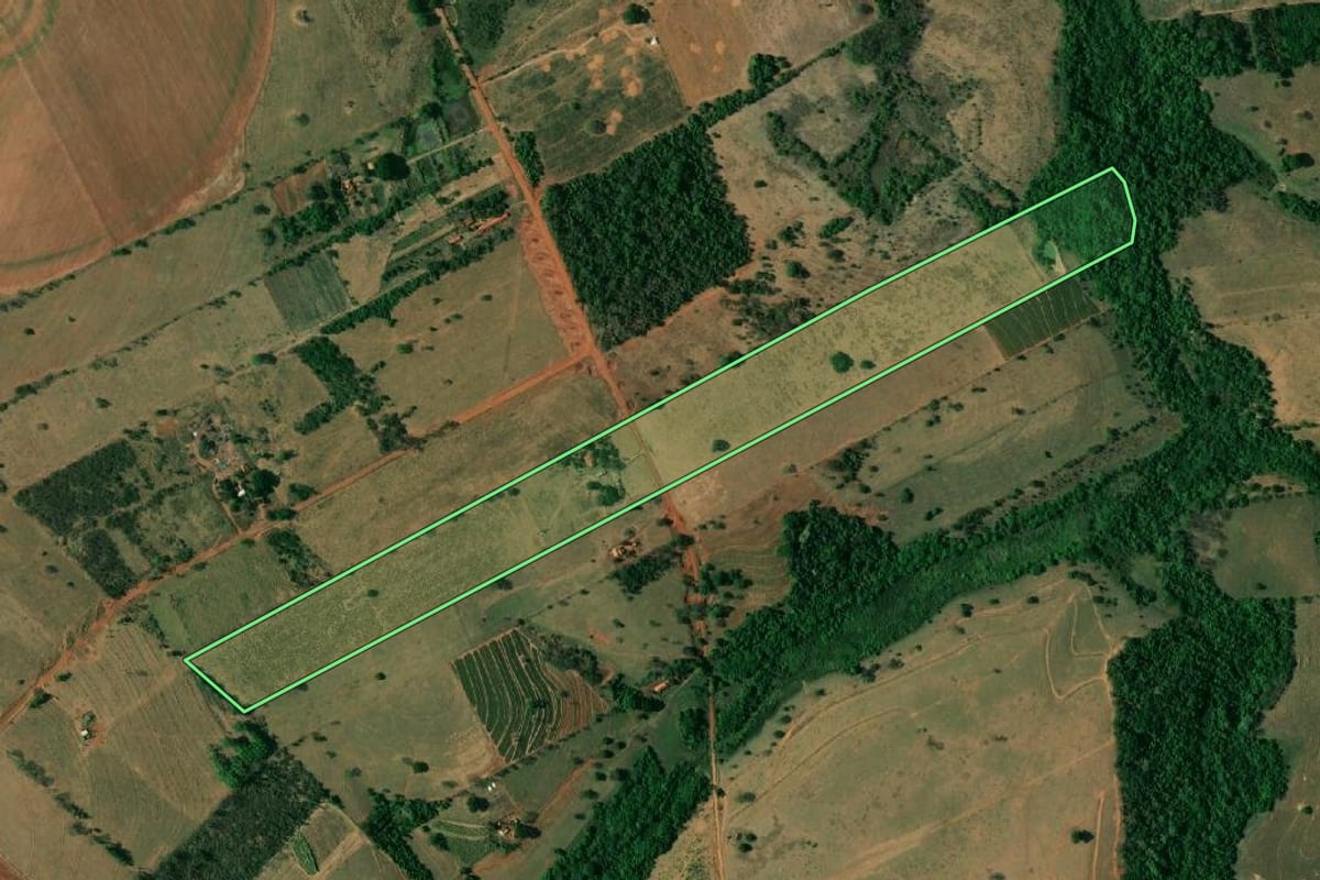 Imagem de satélite do imóvel rural em Guaraçaí (SP), com o contorno declarado no CAR desenhado por cima.