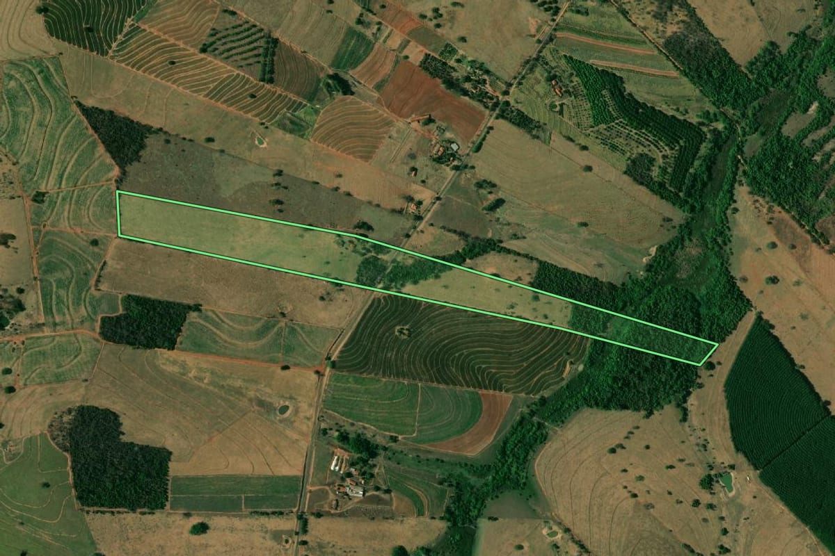 Imagem de satélite do imóvel rural em Guaraçaí (SP), com o contorno declarado no CAR desenhado por cima.