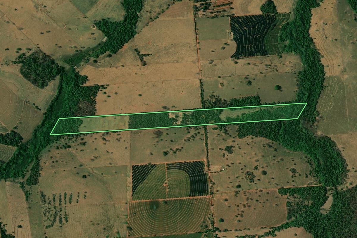 Imagem de satélite do imóvel rural em Guaraçaí (SP), com o contorno declarado no CAR desenhado por cima.