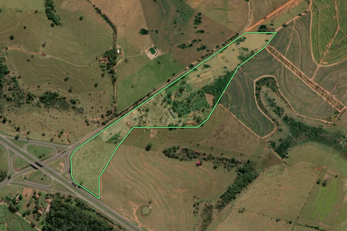Imagem de satélite do imóvel rural em Guaraçaí (SP), com o contorno declarado no CAR desenhado por cima.