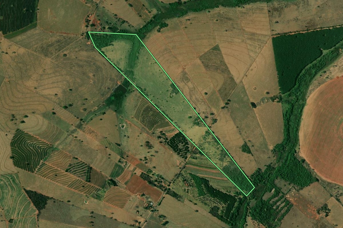 Imagem de satélite do imóvel rural em Guaraçaí (SP), com o contorno declarado no CAR desenhado por cima.