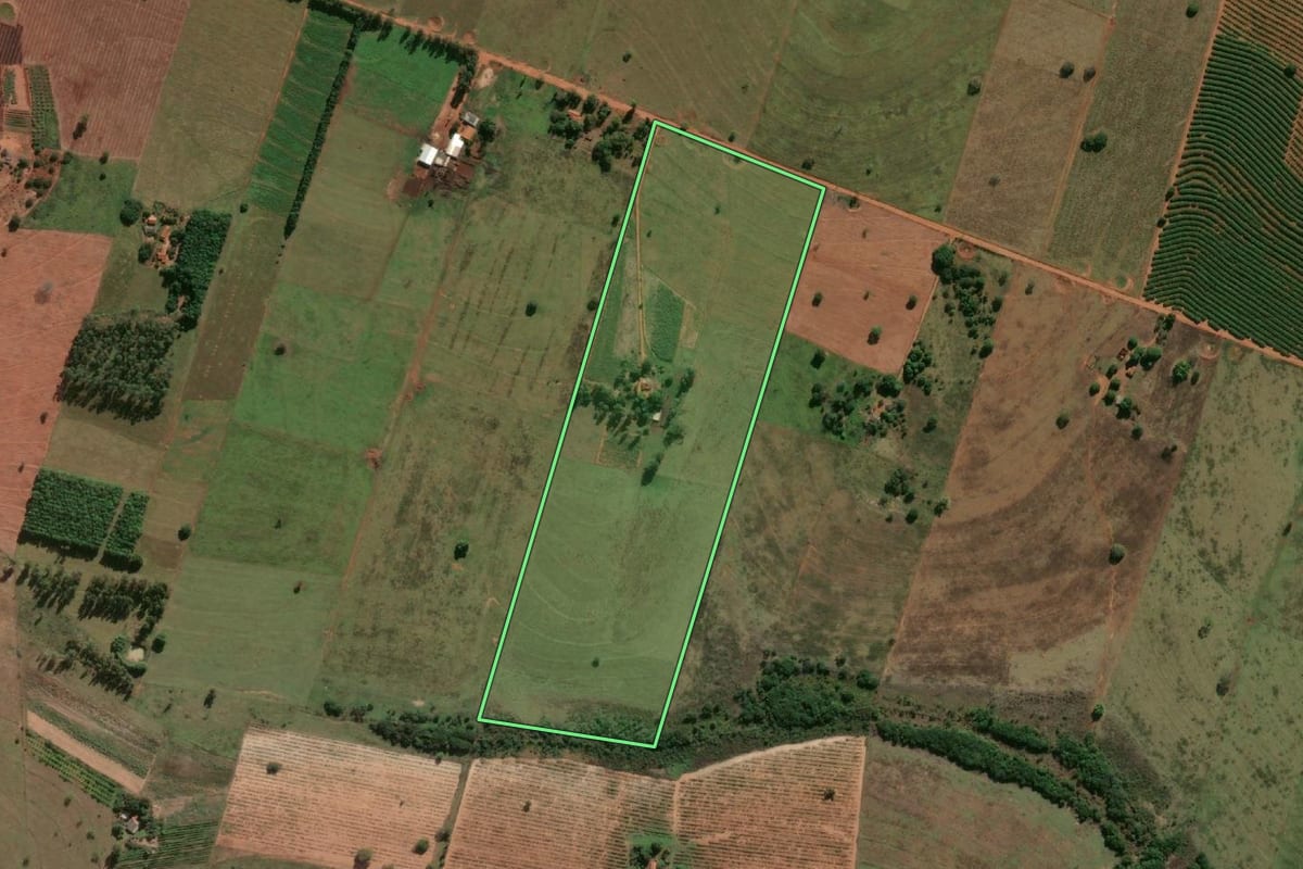 Imagem de satélite do imóvel rural em Guaraçaí (SP), com o contorno declarado no CAR desenhado por cima.