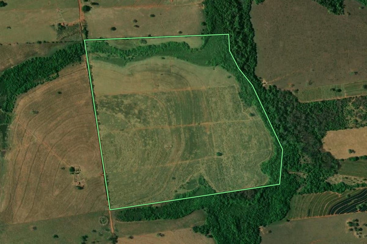 Imagem de satélite do imóvel rural em Guaraçaí (SP), com o contorno declarado no CAR desenhado por cima.