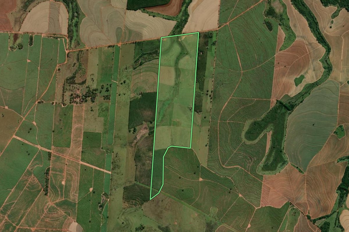 Imagem de satélite do imóvel rural em Guaraçaí (SP), com o contorno declarado no CAR desenhado por cima.