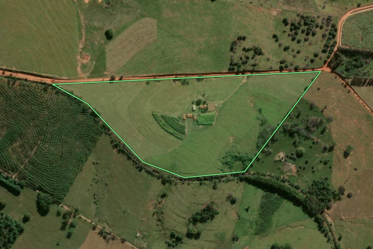 Imagem de satélite do imóvel rural em Guaraçaí (SP), com o contorno declarado no CAR desenhado por cima.