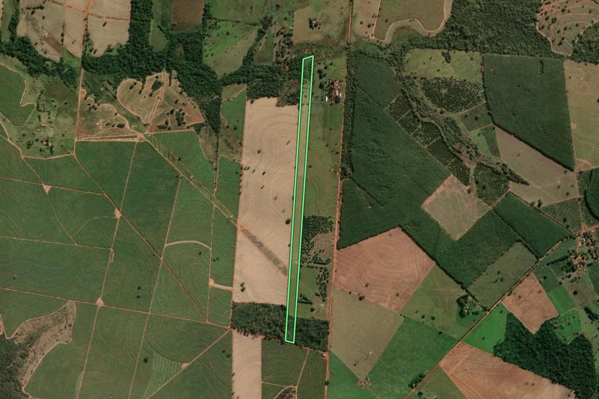 Imagem de satélite do imóvel rural em Guaraçaí (SP), com o contorno declarado no CAR desenhado por cima.