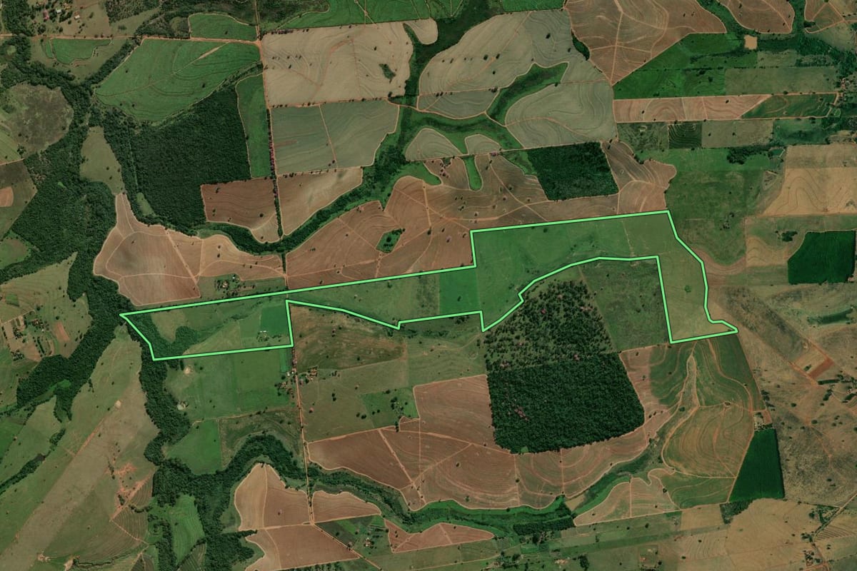Imagem de satélite do imóvel rural em Guaraçaí (SP), com o contorno declarado no CAR desenhado por cima.
