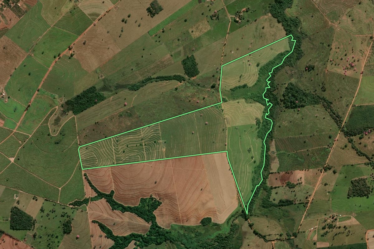 Imagem de satélite do imóvel rural em Guaraçaí (SP), com o contorno declarado no CAR desenhado por cima.