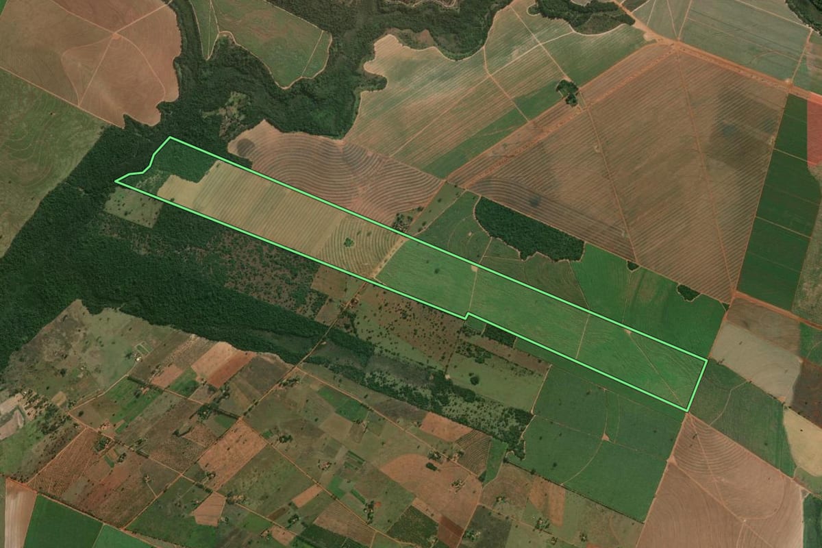 Imagem de satélite do imóvel rural em Guaraçaí (SP), com o contorno declarado no CAR desenhado por cima.