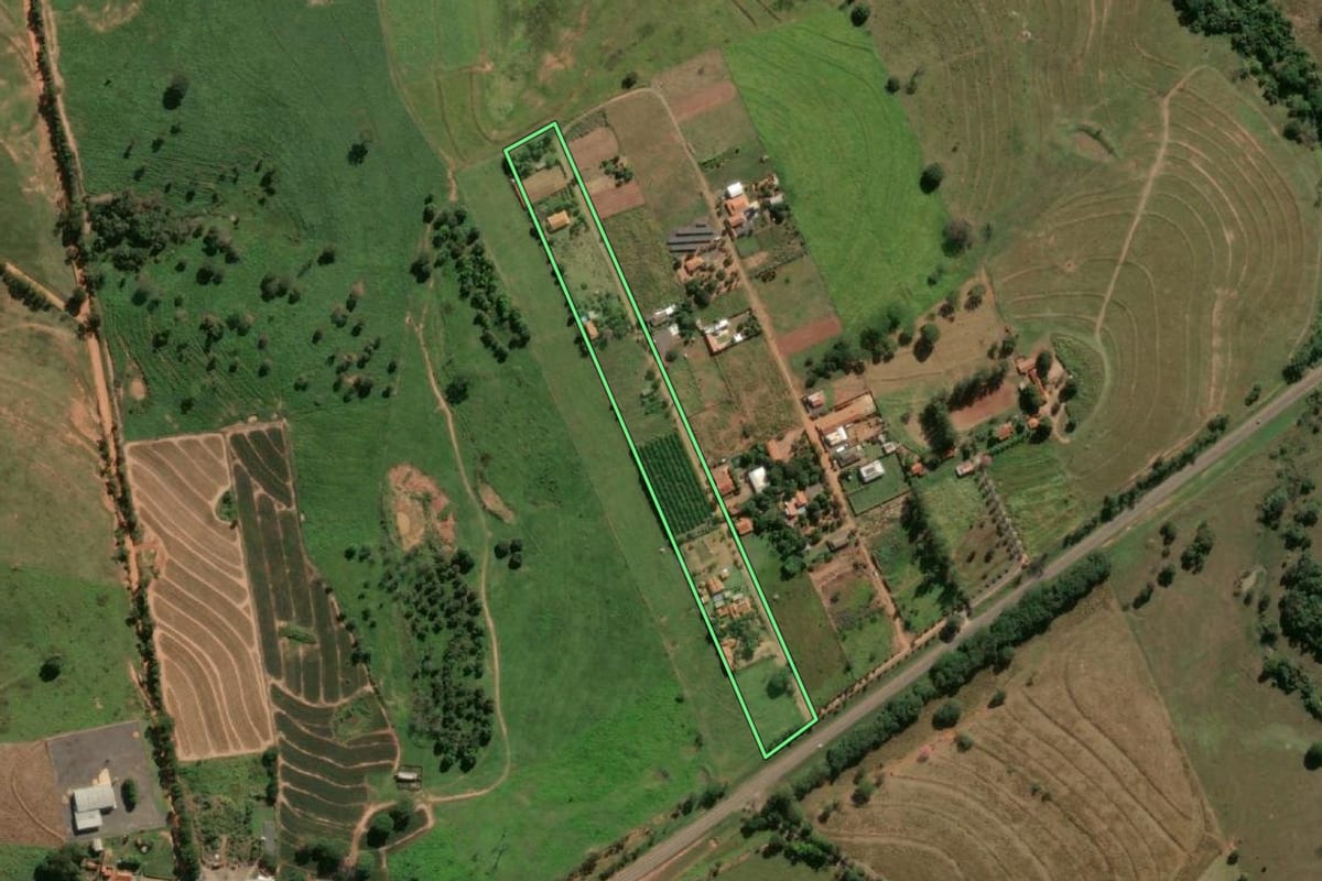 Imagem de satélite do imóvel rural em Guaraçaí (SP), com o contorno declarado no CAR desenhado por cima.