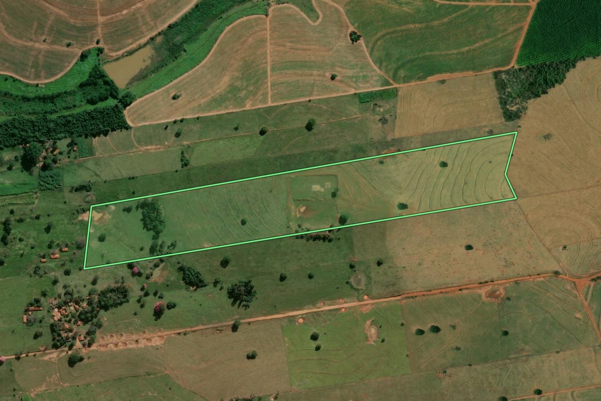Imagem de satélite do imóvel rural em Guaraçaí (SP), com o contorno declarado no CAR desenhado por cima.