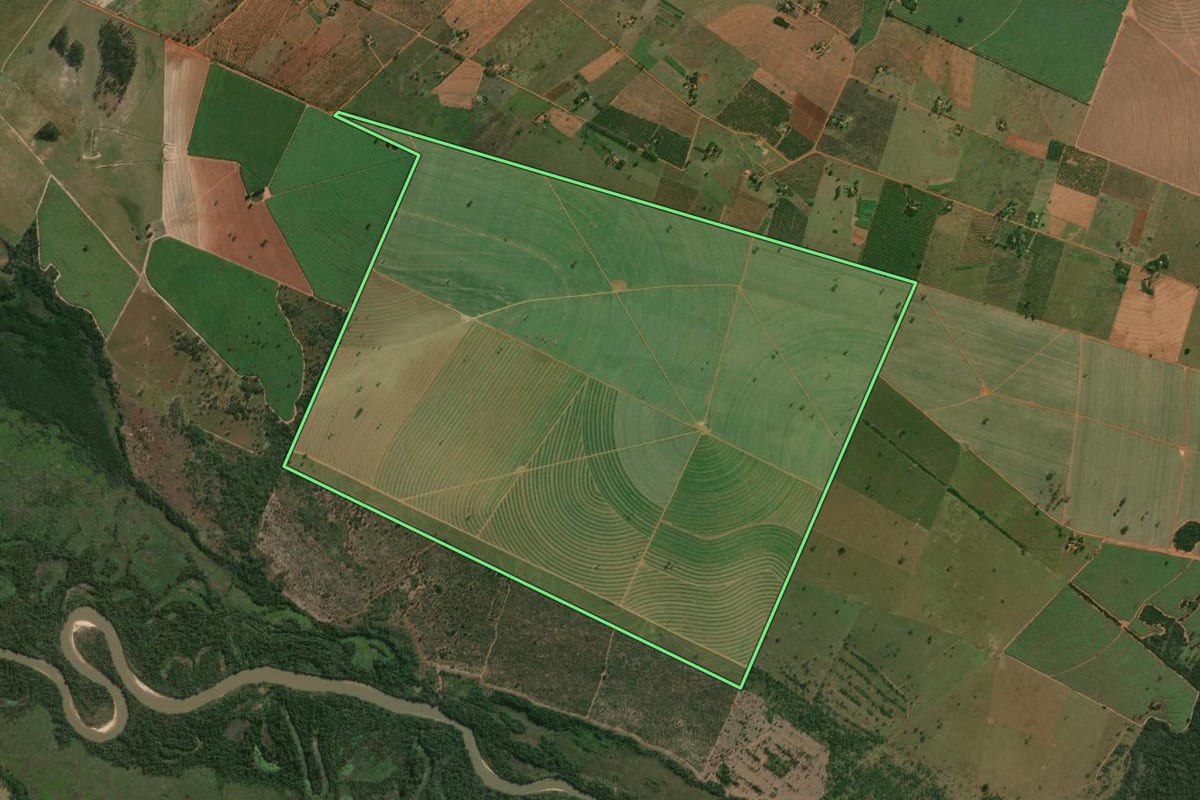 Imagem de satélite do imóvel rural em Guaraçaí (SP), com o contorno declarado no CAR desenhado por cima.