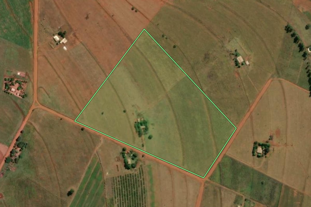 Imagem de satélite do imóvel rural em Guarani d'Oeste (SP), com o contorno declarado no CAR desenhado por cima.