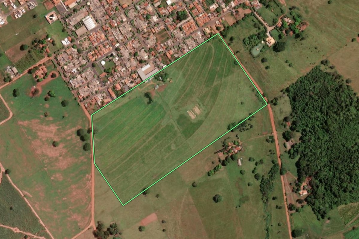 Imagem de satélite do imóvel rural em Guarani d'Oeste (SP), com o contorno declarado no CAR desenhado por cima.