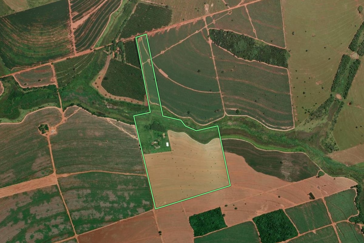 Imagem de satélite do imóvel rural em Guarani d'Oeste (SP), com o contorno declarado no CAR desenhado por cima.