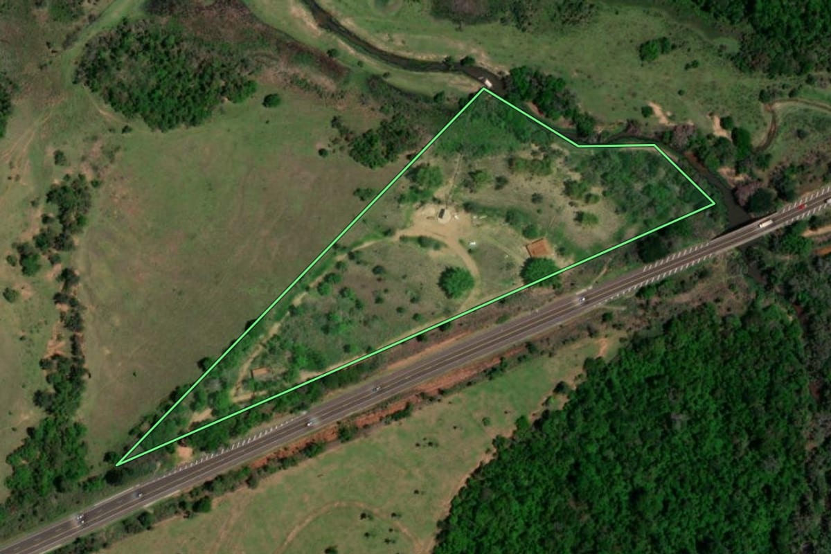 Imagem de satélite do imóvel rural em Guarantã (SP), com o contorno declarado no CAR desenhado por cima.