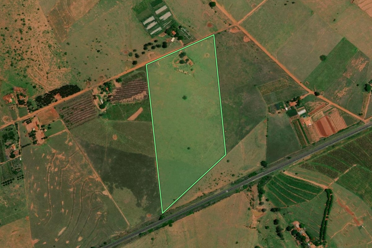 Imagem de satélite do imóvel rural em Guarantã (SP), com o contorno declarado no CAR desenhado por cima.