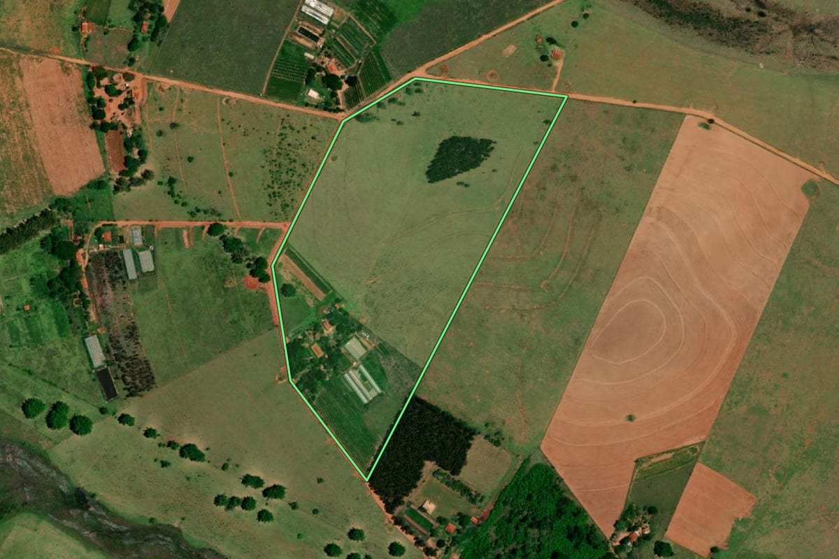 Imagem de satélite do imóvel rural em Guarantã (SP), com o contorno declarado no CAR desenhado por cima.
