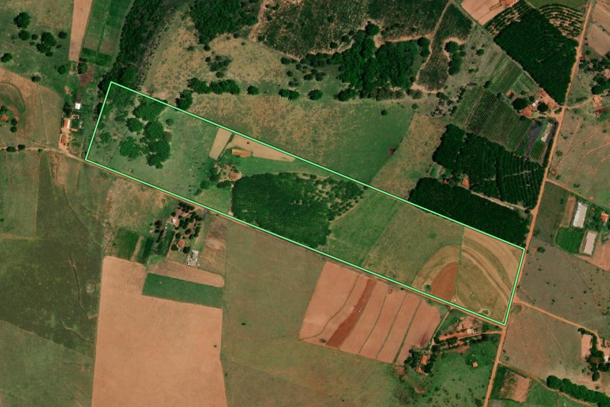 Imagem de satélite do imóvel rural em Guarantã (SP), com o contorno declarado no CAR desenhado por cima.