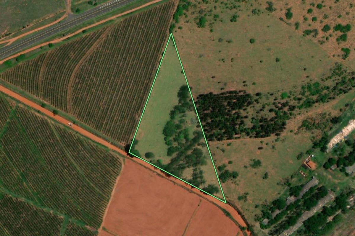 Imagem de satélite do imóvel rural em Guarantã (SP), com o contorno declarado no CAR desenhado por cima.