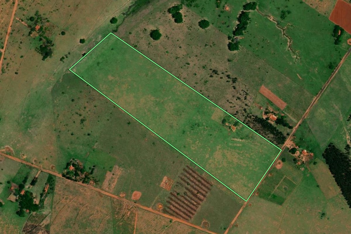 Imagem de satélite do imóvel rural em Guarantã (SP), com o contorno declarado no CAR desenhado por cima.