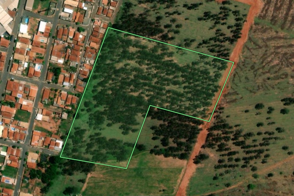Imagem de satélite do imóvel rural em Guarantã (SP), com o contorno declarado no CAR desenhado por cima.