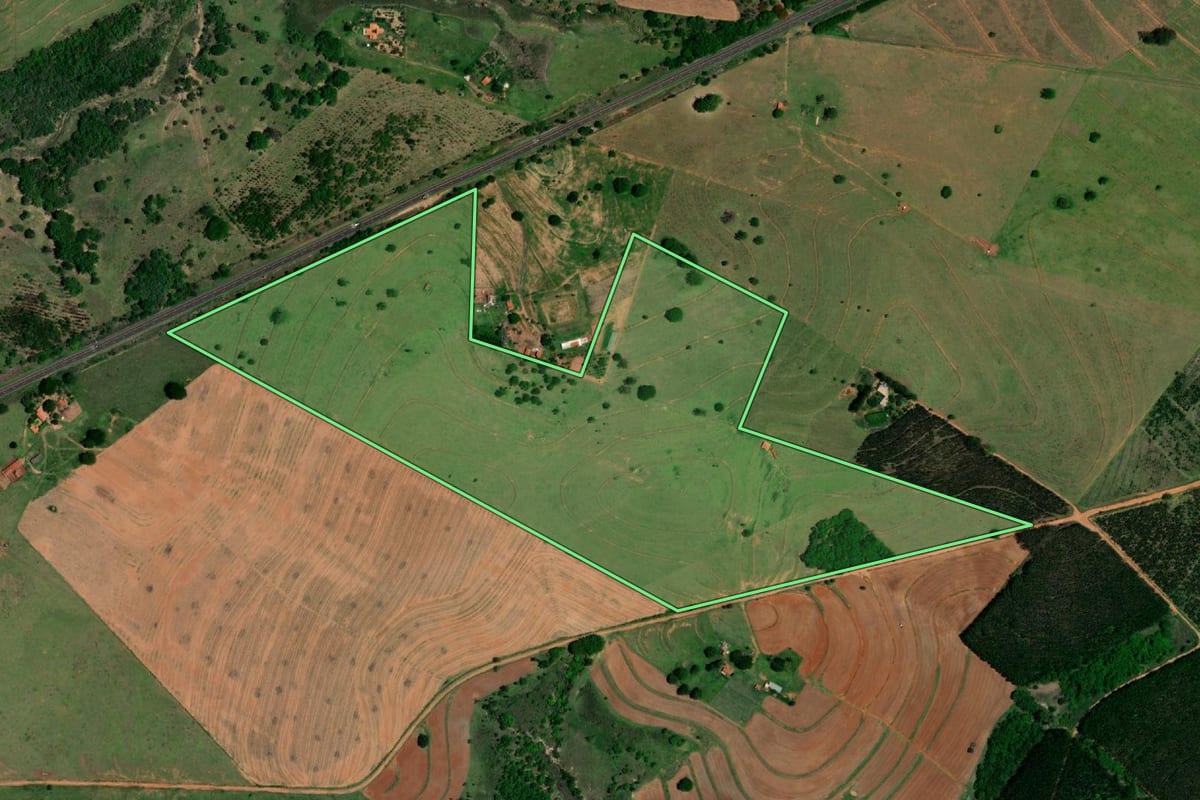 Imagem de satélite do imóvel rural em Guarantã (SP), com o contorno declarado no CAR desenhado por cima.