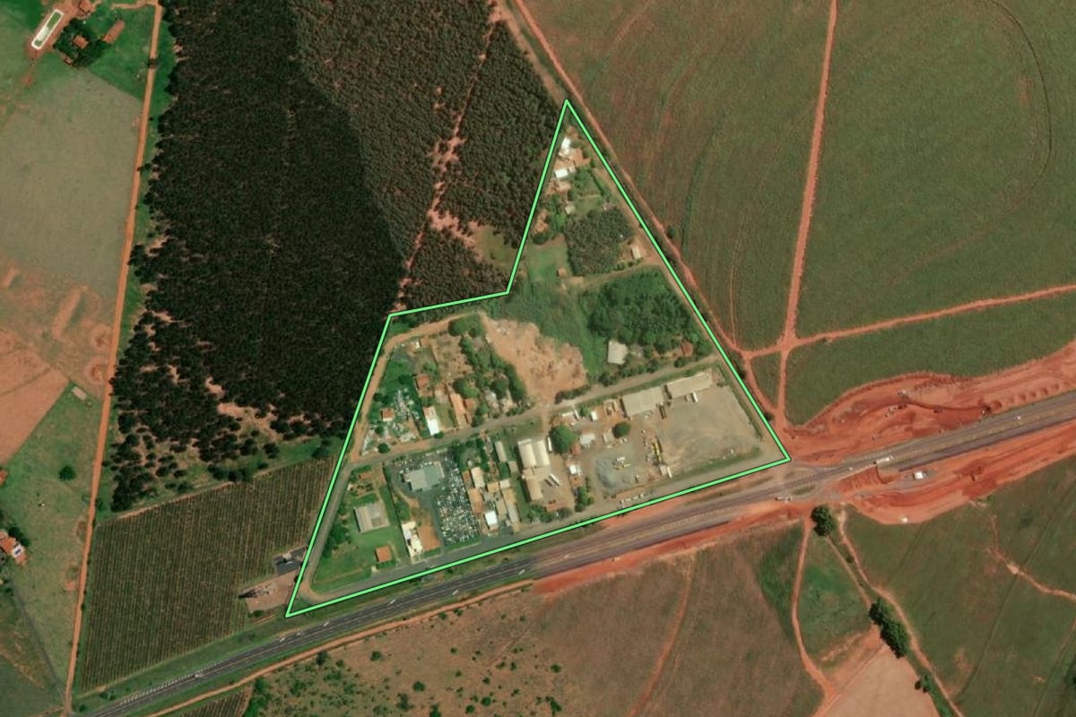 Imagem de satélite do imóvel rural em Guarantã (SP), com o contorno declarado no CAR desenhado por cima.
