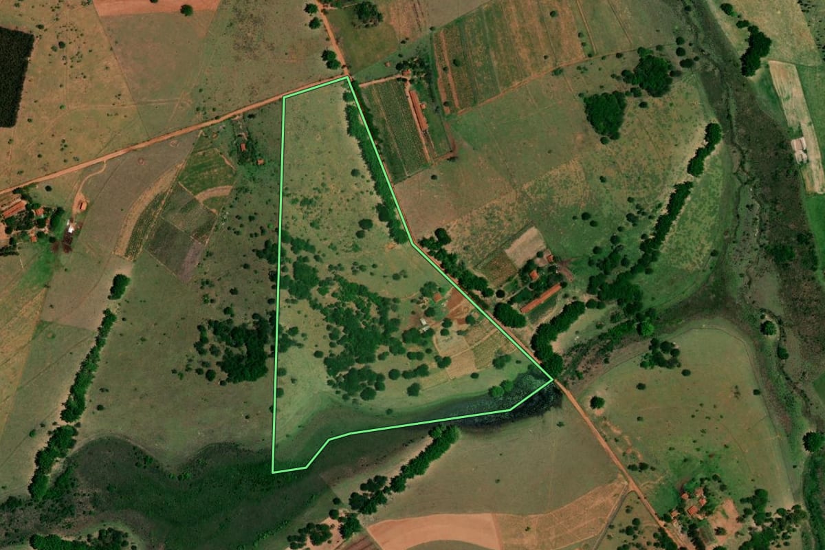 Imagem de satélite do imóvel rural em Guarantã (SP), com o contorno declarado no CAR desenhado por cima.