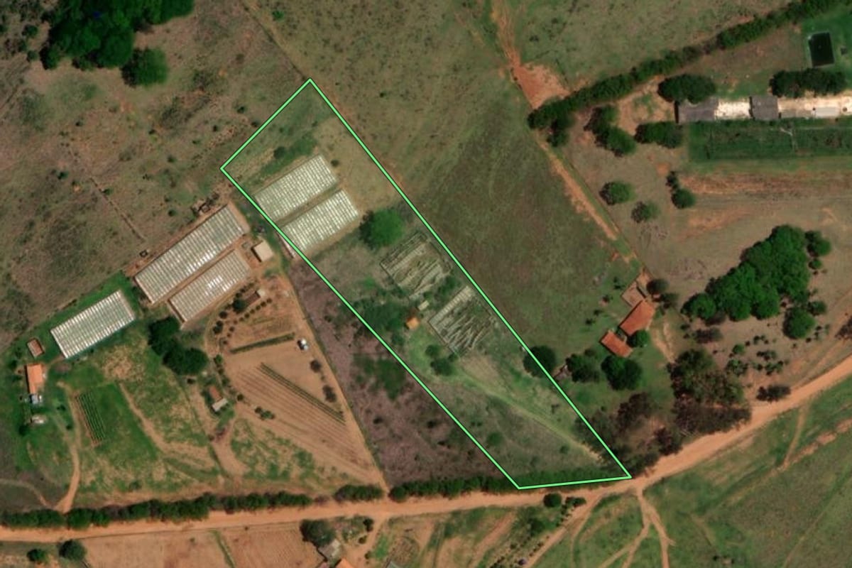 Imagem de satélite do imóvel rural em Guarantã (SP), com o contorno declarado no CAR desenhado por cima.