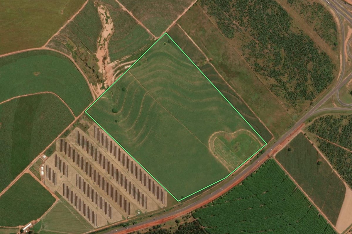 Imagem de satélite do imóvel rural em Guarantã (SP), com o contorno declarado no CAR desenhado por cima.
