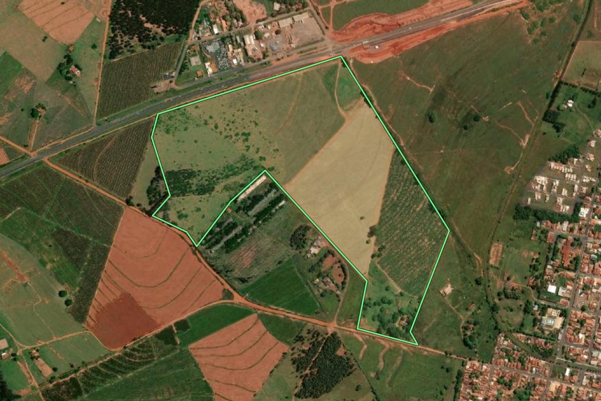 Imagem de satélite do imóvel rural em Guarantã (SP), com o contorno declarado no CAR desenhado por cima.