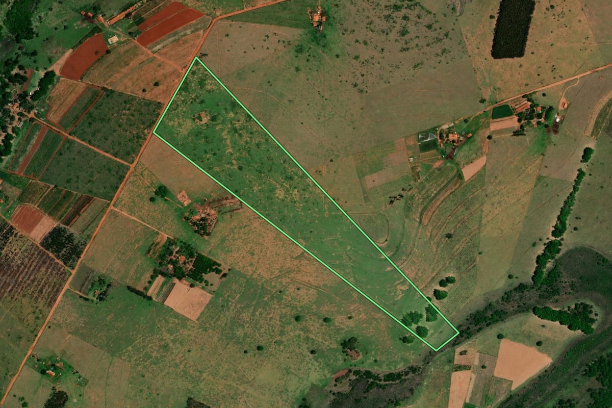 Imagem de satélite do imóvel rural em Guarantã (SP), com o contorno declarado no CAR desenhado por cima.