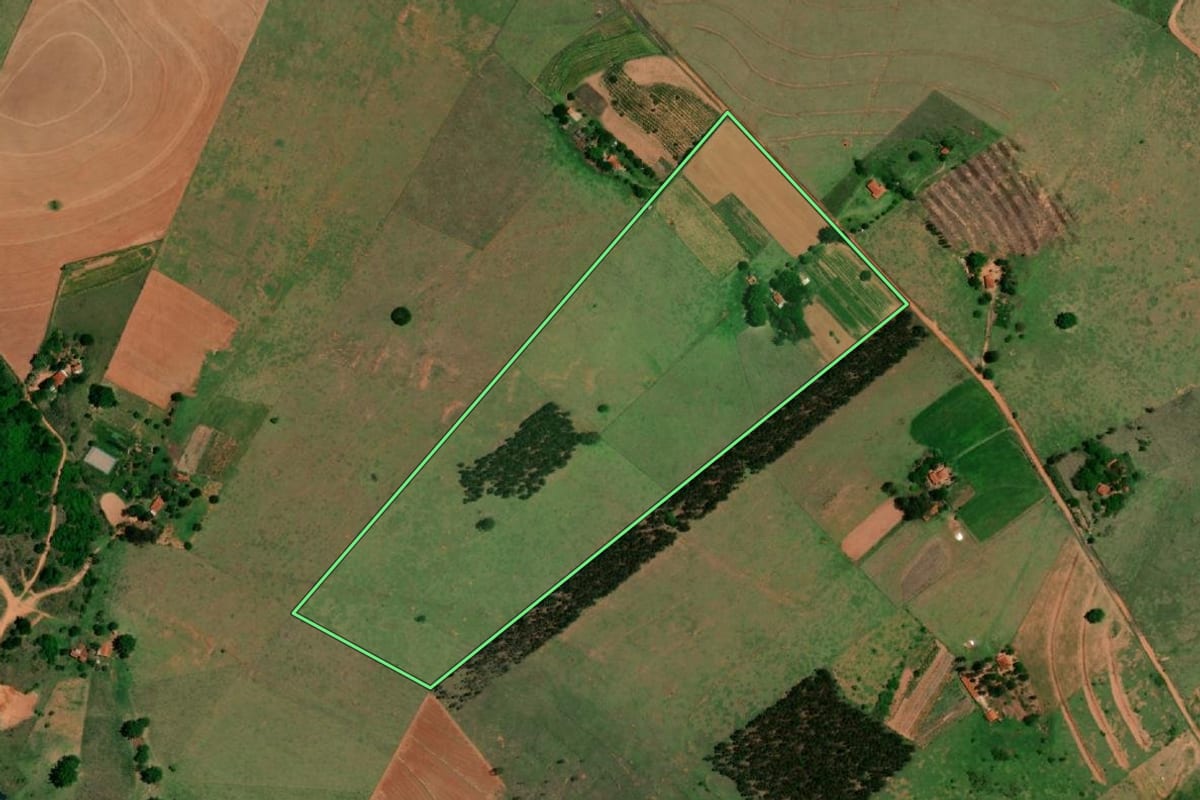 Imagem de satélite do imóvel rural em Guarantã (SP), com o contorno declarado no CAR desenhado por cima.