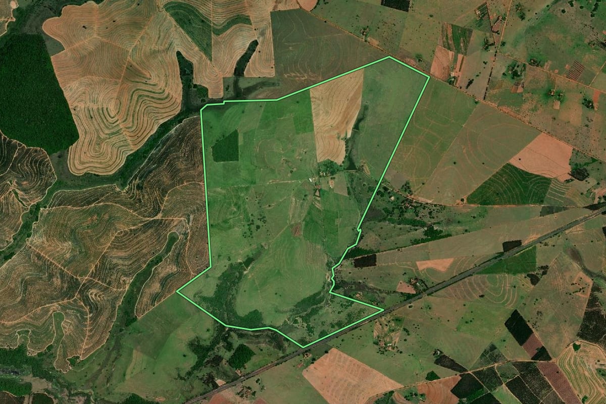 Imagem de satélite do imóvel rural em Guarantã (SP), com o contorno declarado no CAR desenhado por cima.