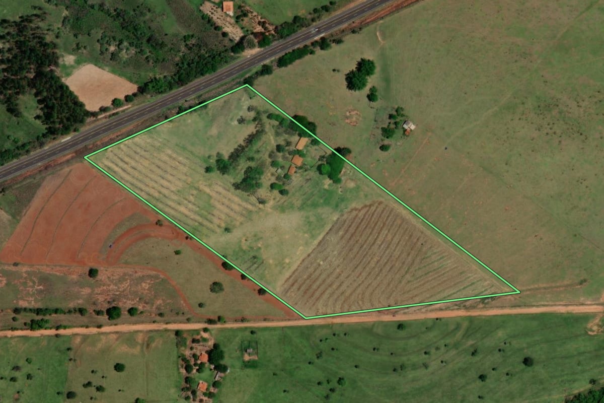 Imagem de satélite do imóvel rural em Guarantã (SP), com o contorno declarado no CAR desenhado por cima.
