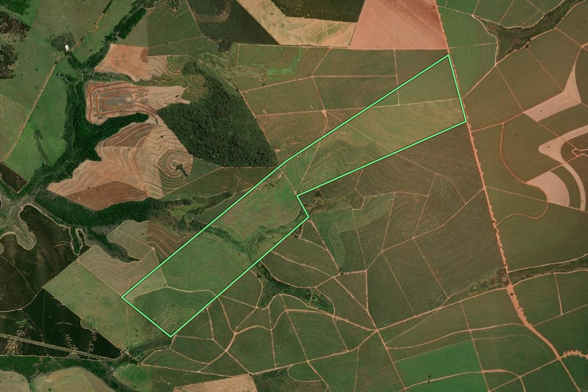 Imagem de satélite do imóvel rural em Guarantã (SP), com o contorno declarado no CAR desenhado por cima.
