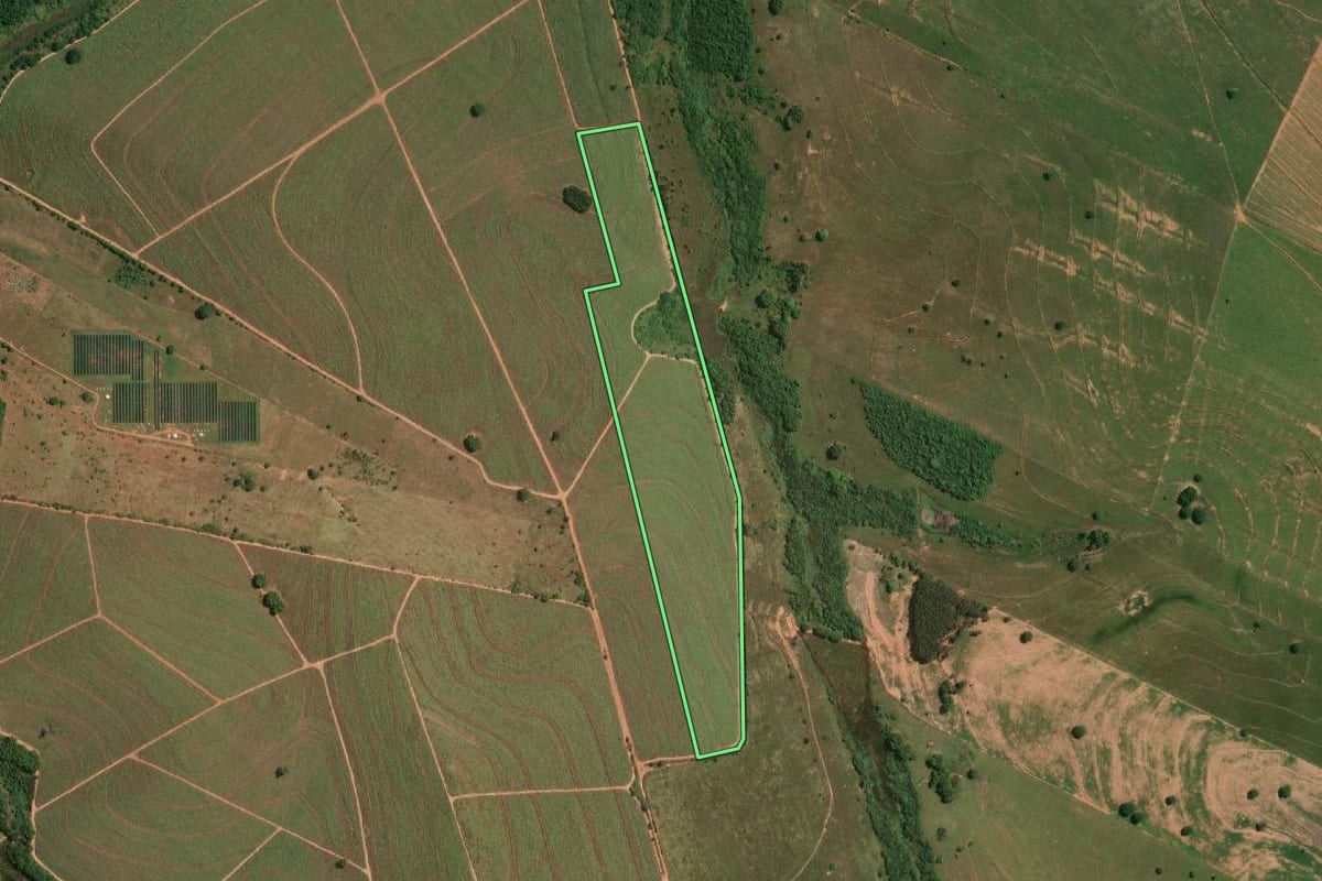 Imagem de satélite do imóvel rural em Guarantã (SP), com o contorno declarado no CAR desenhado por cima.