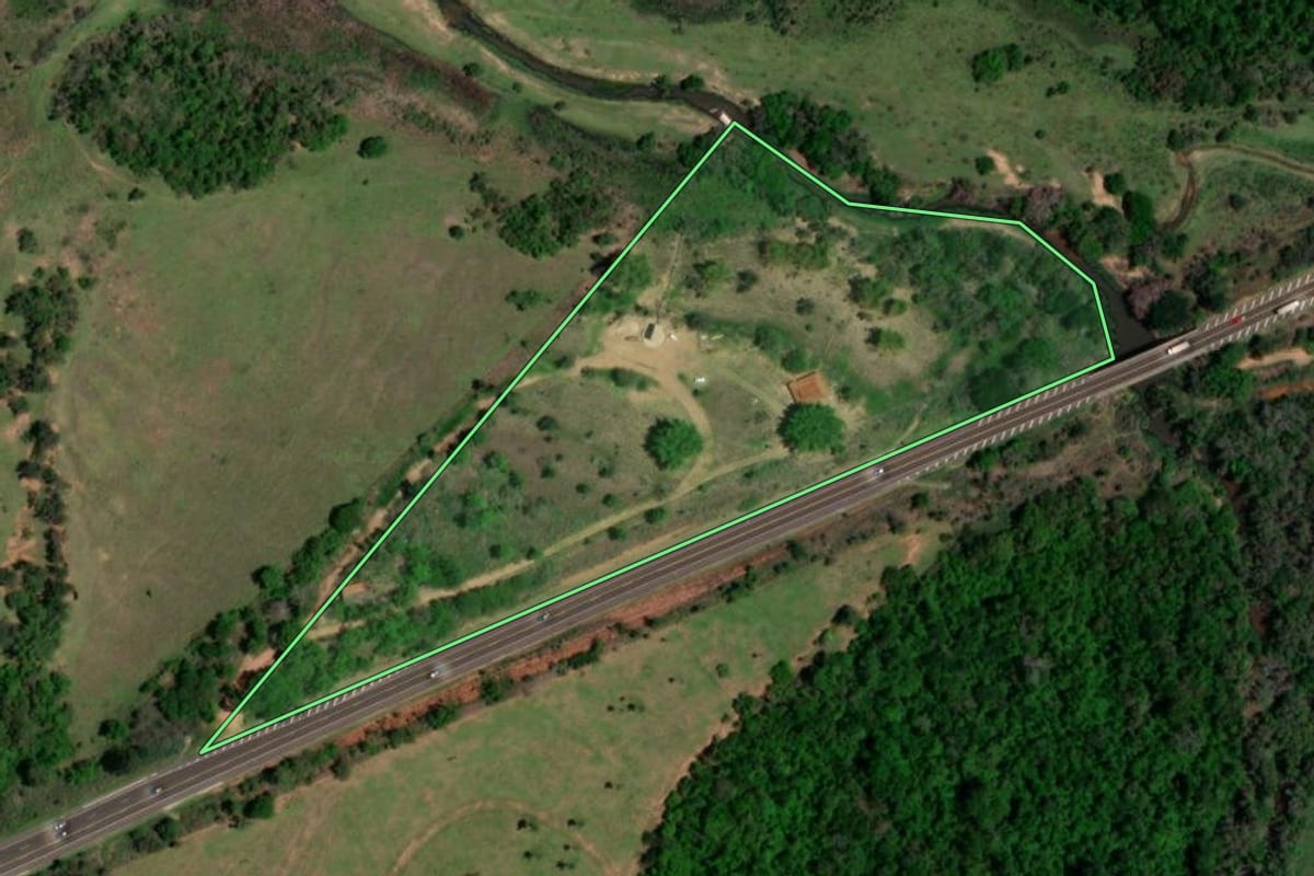 Imagem de satélite do imóvel rural em Guarantã (SP), com o contorno declarado no CAR desenhado por cima.