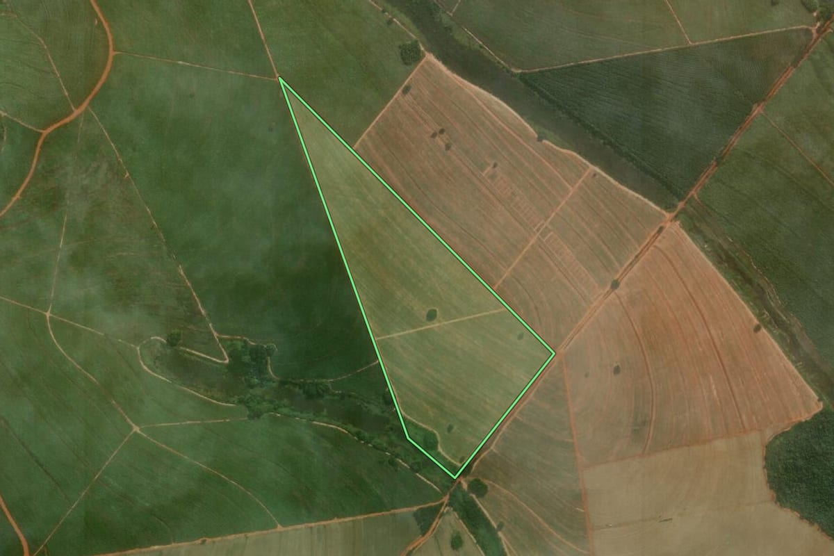 Imagem de satélite do imóvel rural em Guararapes (SP), com o contorno declarado no CAR desenhado por cima.