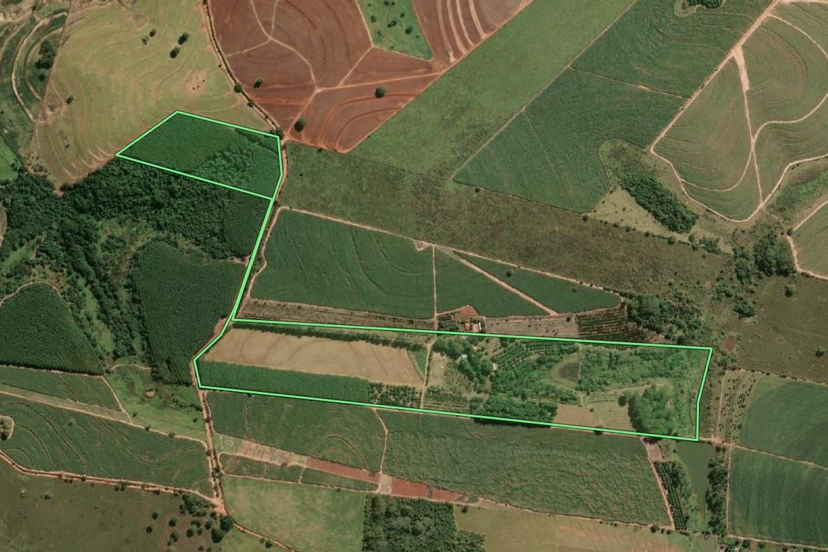 Imagem de satélite do imóvel rural em Guararapes (SP), com o contorno declarado no CAR desenhado por cima.