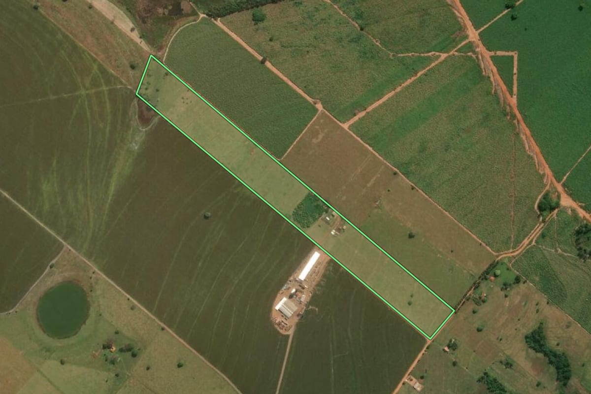 Imagem de satélite do imóvel rural em Guararapes (SP), com o contorno declarado no CAR desenhado por cima.