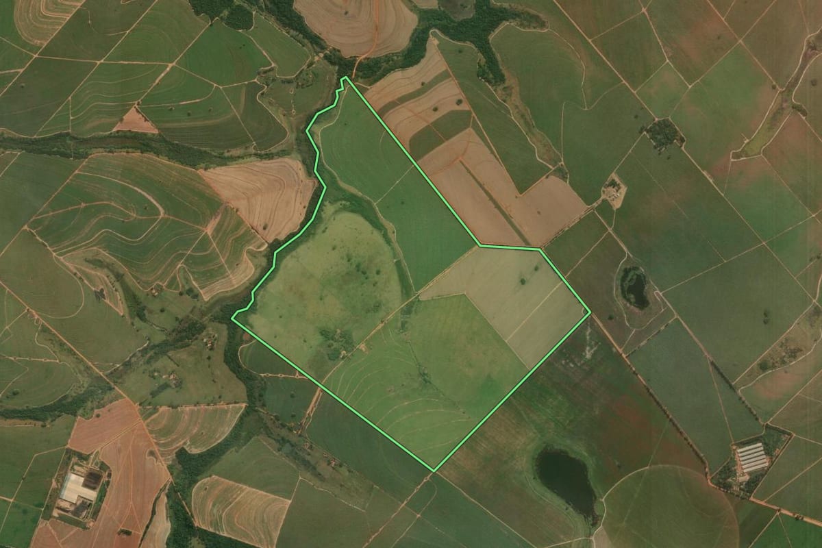 Imagem de satélite do imóvel rural em Guararapes (SP), com o contorno declarado no CAR desenhado por cima.