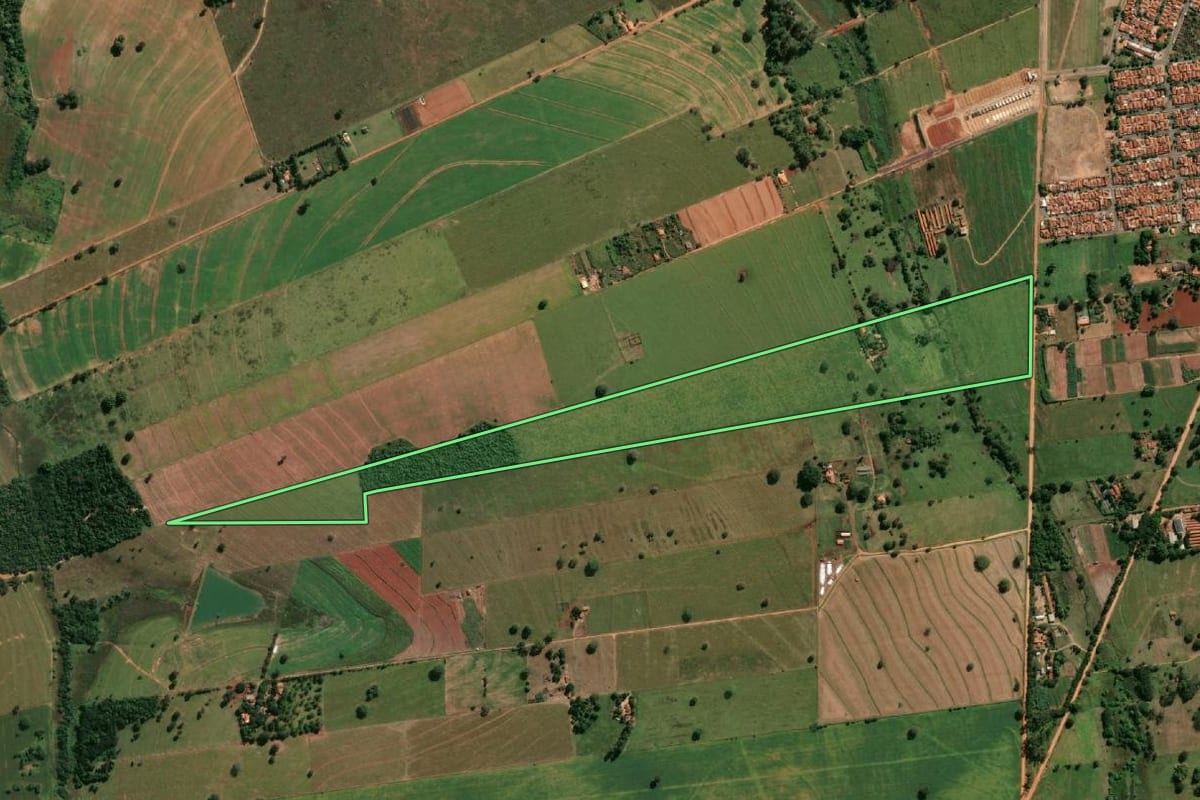 Imagem de satélite do imóvel rural em Guararapes (SP), com o contorno declarado no CAR desenhado por cima.