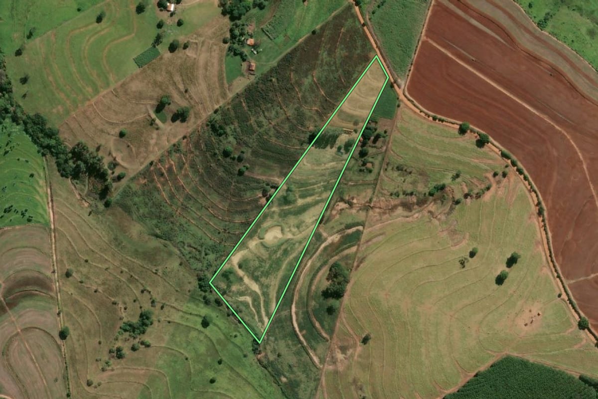 Imagem de satélite do imóvel rural em Guararapes (SP), com o contorno declarado no CAR desenhado por cima.
