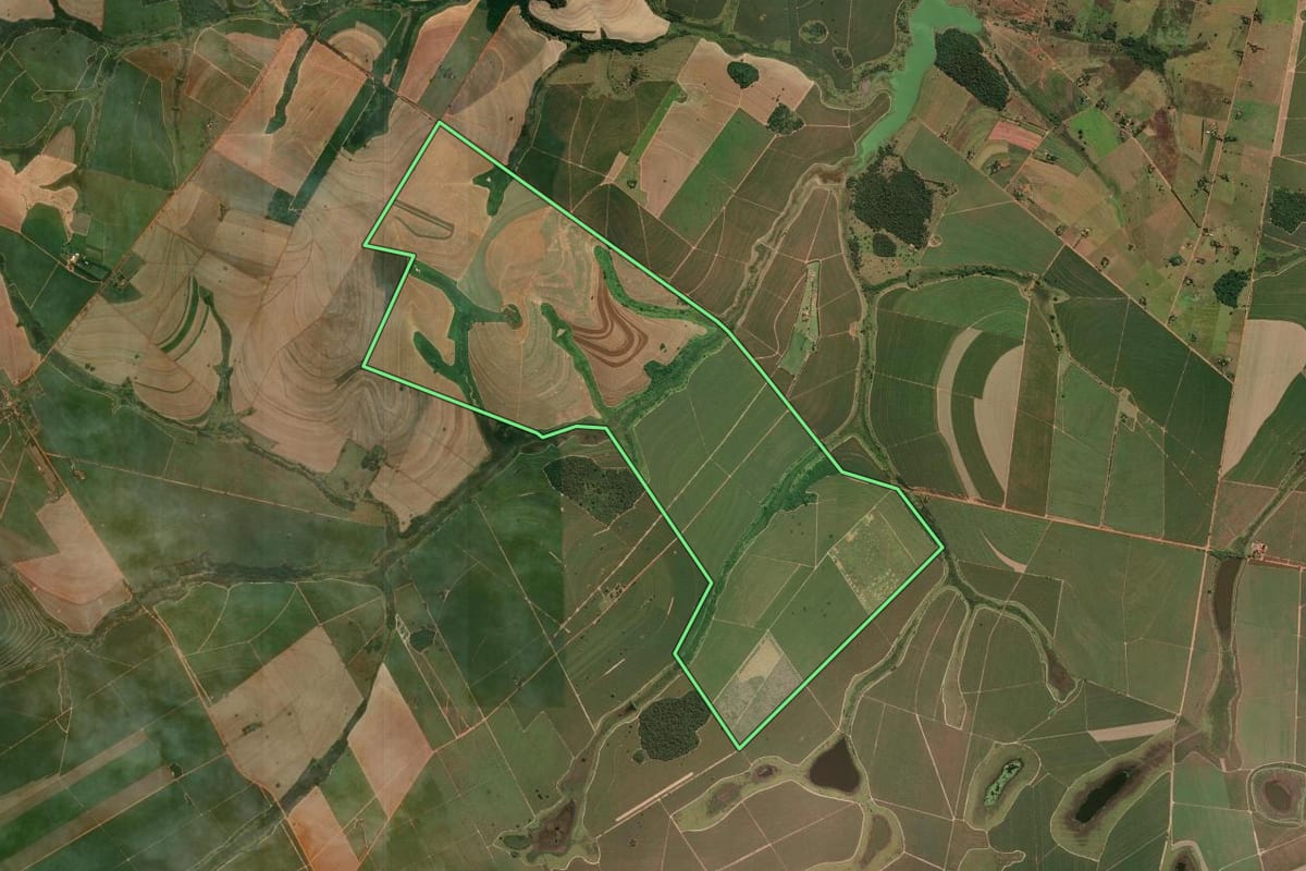 Imagem de satélite do imóvel rural em Guararapes (SP), com o contorno declarado no CAR desenhado por cima.