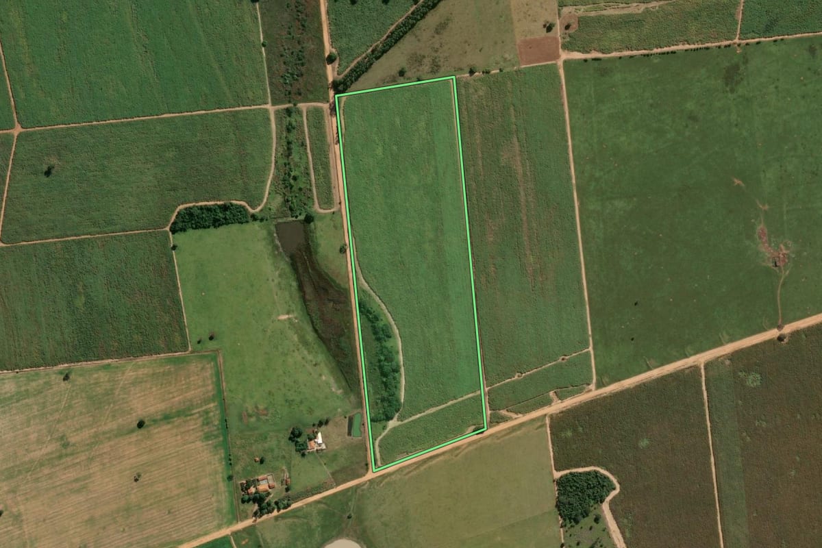 Imagem de satélite do imóvel rural em Guararapes (SP), com o contorno declarado no CAR desenhado por cima.