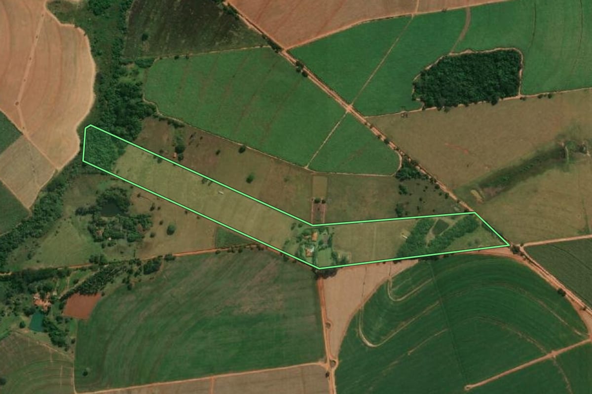 Imagem de satélite do imóvel rural em Guararapes (SP), com o contorno declarado no CAR desenhado por cima.