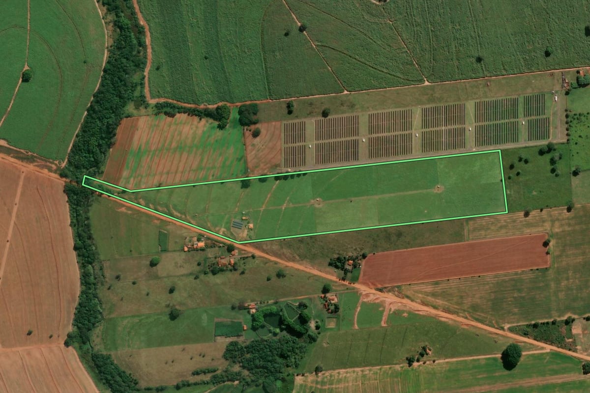 Imagem de satélite do imóvel rural em Guararapes (SP), com o contorno declarado no CAR desenhado por cima.