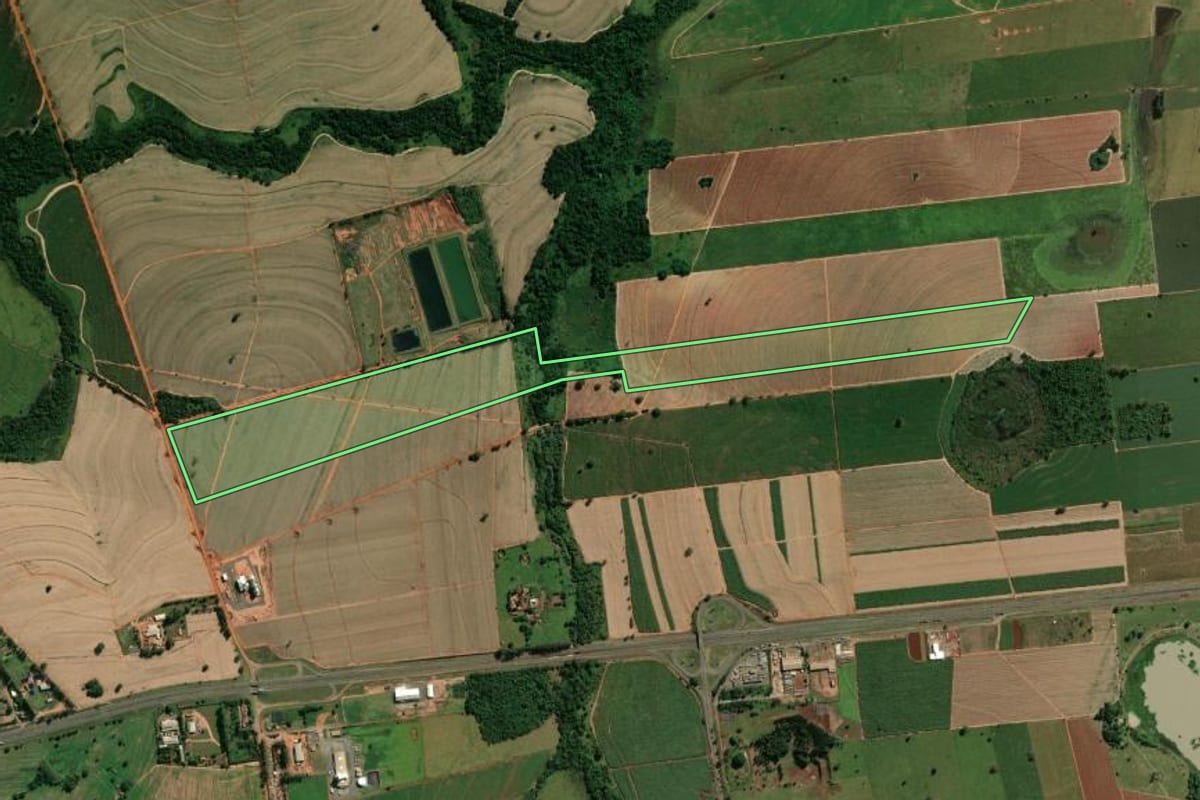 Imagem de satélite do imóvel rural em Guararapes (SP), com o contorno declarado no CAR desenhado por cima.